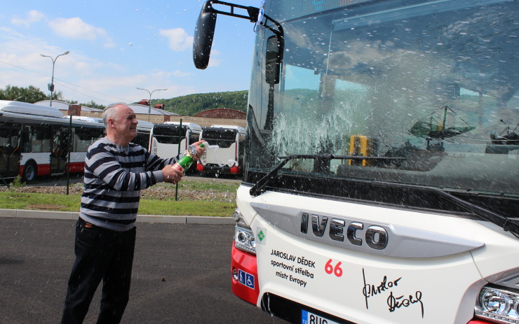 Mistr Evropy ve střelbě Jaroslav Dědek křtí svůj autobus. Foto: Petr Sochůrek